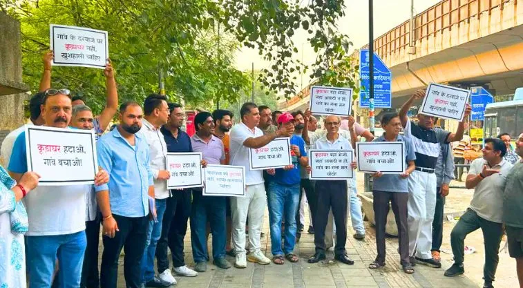 तख्तियों के साथ विरोध प्रदर्शन करते कुछ लोग_जनसुनवाई