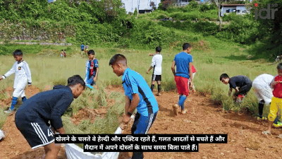 खेल के मैदान में अपने कोच के साथ फुटबॉल खेलते कुछ बच्चे_ फुटबॉल
