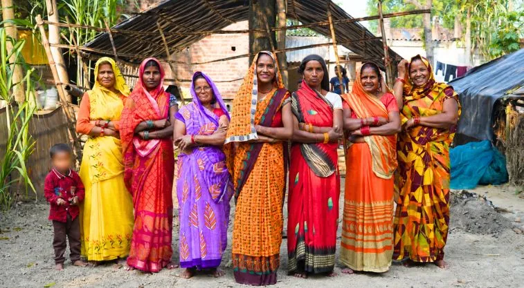 कढ़ाई करने वाली महिला कारीगरों का एक समूह_चिकनकारी