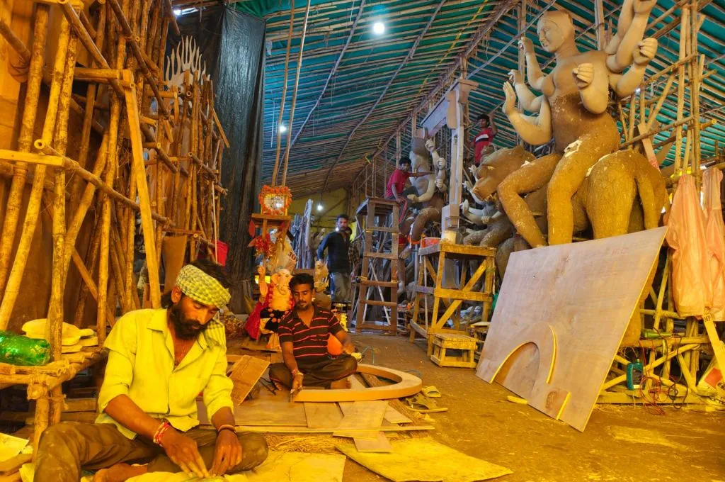 मिट्टी की मूर्तियां बना रहे कुछ कलाकार_प्रदूषण