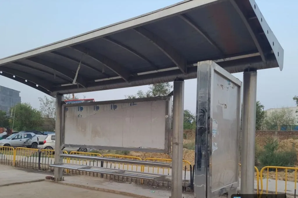 एक बस स्टैंड की तस्वीर_बस सुविधा
