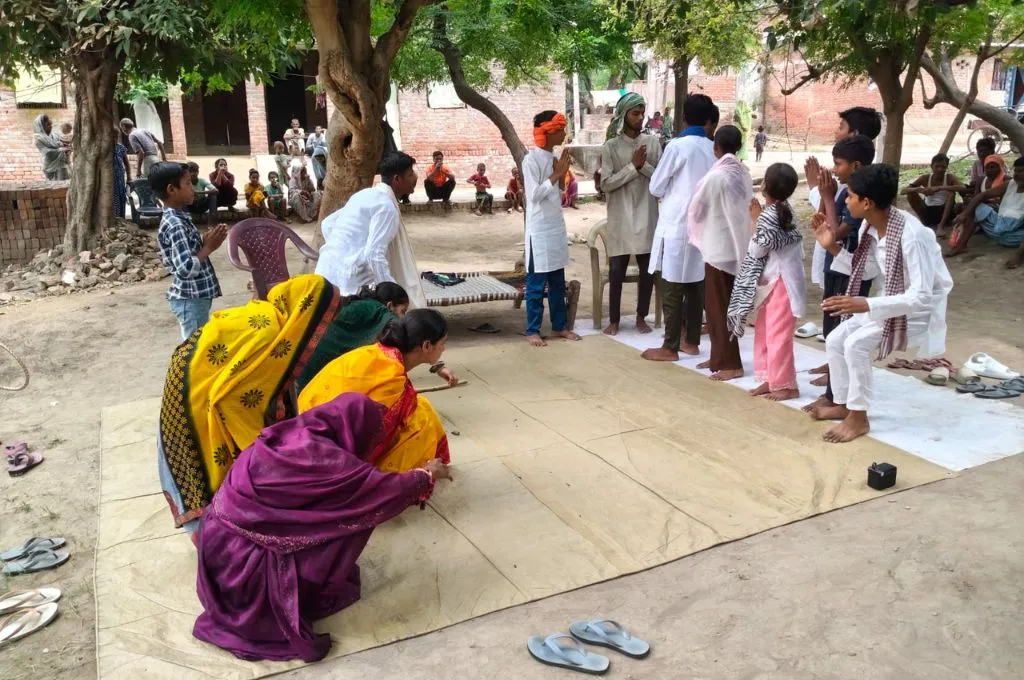 पेड़ के नीचे नुक्कड़ नाटक करते कुछ लोग_थिएटर