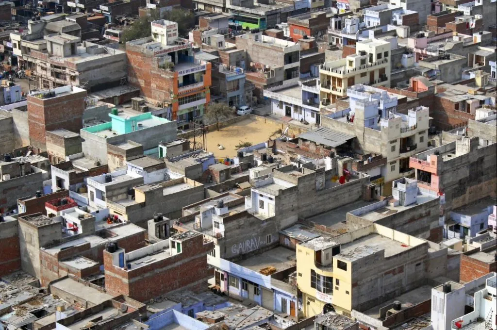 किसी इलाक़े का ऊपर आसमान से लिया गया चित्र_शहरीकरण