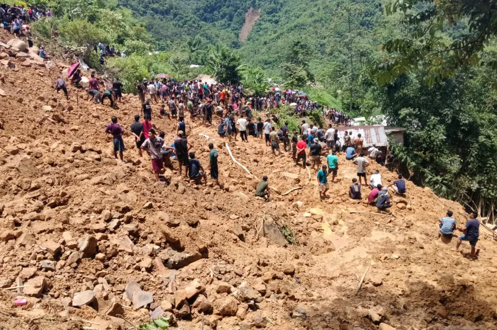 एक पहाड़ी ज़मीन पर एक साथ जमा ढेर सारे लोग_बाढ़