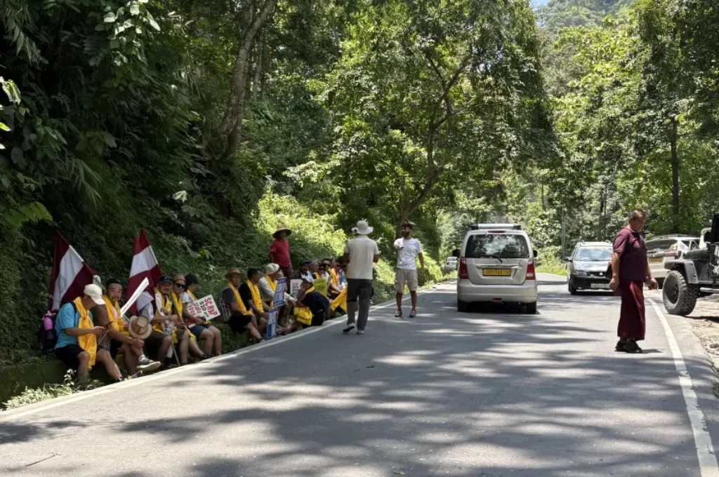 सड़क किनारे विरोध प्रदर्शन में बैठे लोग_नदियां