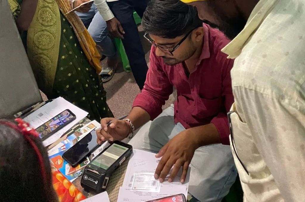 पीओएस मशीन और कुछ कागज के जमा कुछ लोग_खेतीबाड़ी