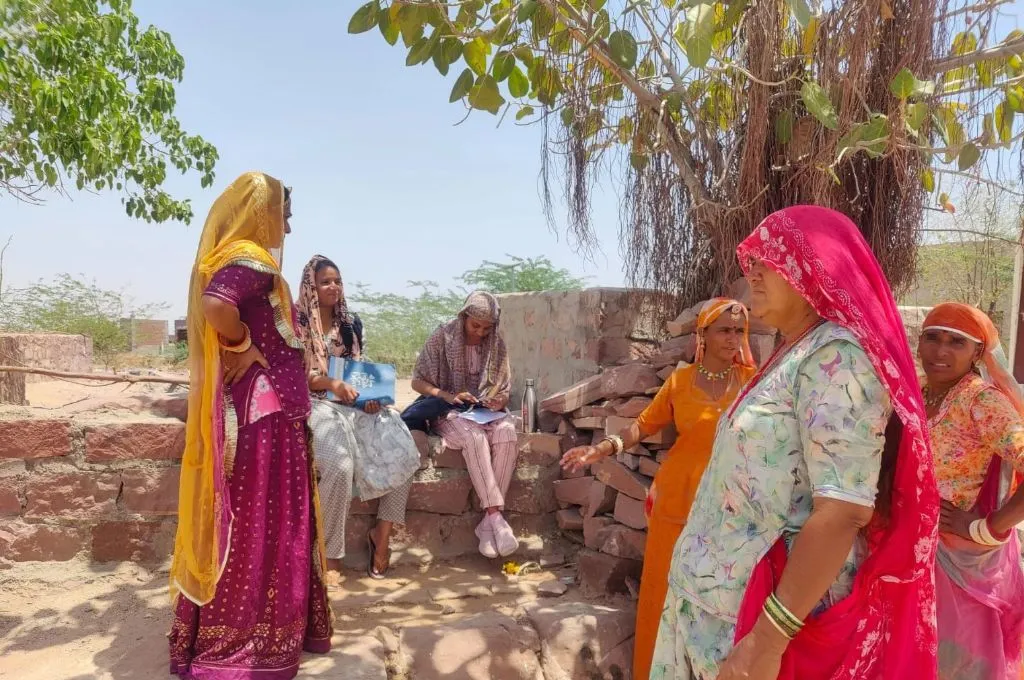 पेड़ के नीचे इकट्ठा कुछ ग्रामीण महिलाएँ_एसआईआर